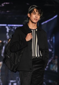 ตรี-ภรภัทร-เสื้อดำลาย