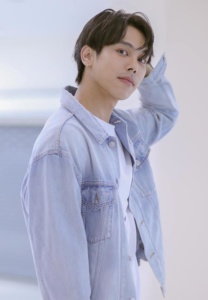 ตรี-ภรภัทร-เสื้อยีนส์