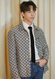 ตรี-ภรภัทร-เสื้อลาย