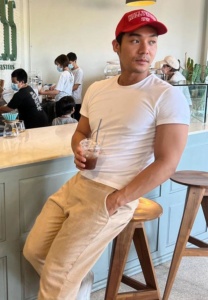 เท็น-ทศทิศ-ใส่หมวก