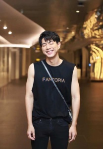 ไบร์ท-นรภัทร---ยิ้ม