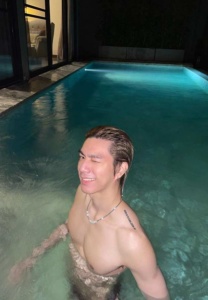 ไบร์ท-นรภัทร---สระน้ำ