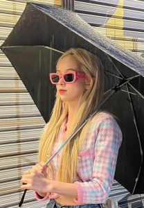 แฮนน่า-โรสเซ็นบรูม-แว่นชมพู แฮนน่า-โรสเซ็นบรูม-แว่นชมพู