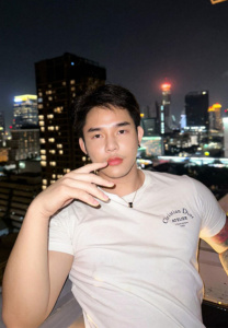 Chitaphat-ET-Sirichayakon-แขนล่ำ