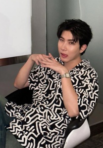 ข้าวตัง-ธนวัฒน์-เสื้อลาย