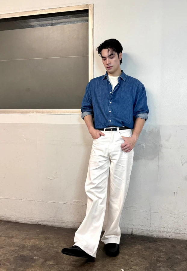 เอม สรรเพชญ์ ในลุคเสื้อเชิ้ตสีน้ำเงิน